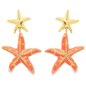 Apportez une touche marine et estivale à votre style avec cette magnifique paire de boucles d'oreilles pendantes en forme d'étoiles de mer. Conçues en acier de haute qualité, elles allient durabilité, éclat et modernité. Chaque boucle se compose d'une petite étoile de mer supérieure entièrement dorée et texturée, servant de puce d'oreille. Elle retient une seconde étoile de mer plus grande et pendante, créant un mouvement fluide et élégant. L'étoile pendante se distingue par sa superbe couleur orange corail laquée, rehaussée de délicates feuilles d'or incrustées et de détails dorés sculptés le long de ses branches.