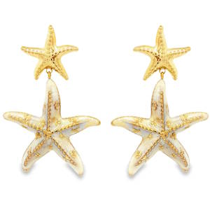 Apportez une touche marine et estivale à votre style avec cette magnifique paire de boucles d'oreilles pendantes en forme d'étoiles de mer. Conçues en acier de haute qualité, elles allient durabilité, éclat et modernité. Chaque boucle se compose d'une petite étoile de mer supérieure entièrement dorée et texturée, servant de puce d'oreille. Elle retient une seconde étoile de mer plus grande et pendante, créant un mouvement fluide et élégant. L'étoile pendante plus généreuse, est suspendue à la première par un anneau discret. Sa base blanc crème et ivoire est rehaussée de reliefs dorés scintillants le long de ses branches et en son centre, créant un contraste lumineux et précieux.