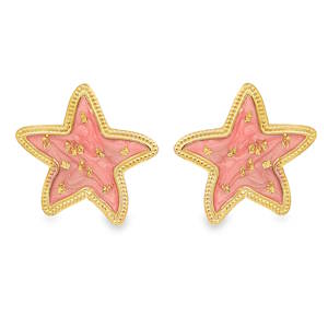 Apportez une touche de poésie marine et de douceur à votre style avec ces magnifiques boucles d'oreilles en forme d'étoiles de mer. Conçues pour capturer la lumière, elles allient la robustesse de l'acier à la délicatesse de détails faits main. Le centre de chaque étoile est habillé d'une résine émaillée rose poudré à l'effet marbré subtil, incrustée de véritables éclats de feuilles d'or qui scintillent au moindre mouvement.