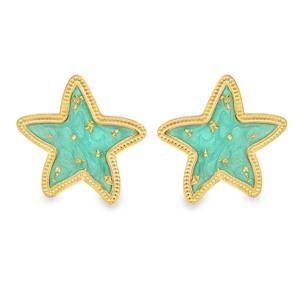 Apportez une touche de poésie marine et de douceur à votre style avec ces magnifiques boucles d'oreilles en forme d'étoiles de mer. Conçues pour capturer la lumière, elles allient la robustesse de l'acier à la délicatesse de détails faits main. Le centre de chaque étoile est habillé d'une résine émaillée turquoise poudré à l'effet marbré subtil, incrustée de véritables éclats de feuilles d'or qui scintillent au moindre mouvement.