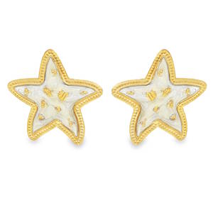 Apportez une touche de poésie marine et de douceur à votre style avec ces magnifiques boucles d'oreilles en forme d'étoiles de mer. Conçues pour capturer la lumière, elles allient la robustesse de l'acier à la délicatesse de détails faits main. Le centre de chaque étoile est habillé d'une résine émaillée blanche poudré à l'effet marbré subtil, incrustée de véritables éclats de feuilles d'or qui scintillent au moindre mouvement.