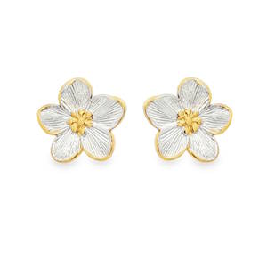 Apportez une touche de fraîcheur printanière et de douceur à votre style avec cette magnifique paire de boucles d'oreilles puces en forme de fleurs. Conçues avec précision, elles capturent parfaitement la délicatesse de la nature tout en offrant la robustesse de l'acier moderne. Le cœur de la fleur ainsi que la bordure des pétales arborent une superbe finition dorée, tandis que l'intérieur des pétales se pare d'un blanc argenté texturé et lumineux.