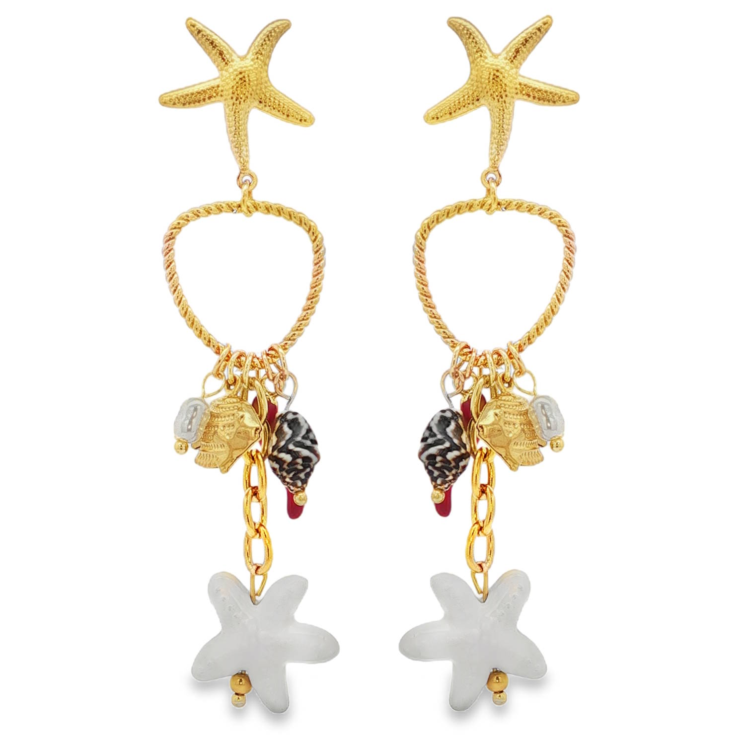 Ces magnifiques boucles d'oreilles pendantes en acier doré arborent un style marin.<br/>La monture raffinée en forme d'étoile de mer est accompagnée de breloques représentant la mer (corail, coquillage, poisson, perle). Ces boucles d'oreilles se terminent par une chaîne ornée d'une étoile de mer blanche. Coquillage Etoile Pendantes Perle Poisson Adolescent Adulte Animaux Eté Femme Fille Nature Printemps Ces magnifiques boucles d'oreilles pendantes en acier doré arborent un style marin.<br/>La monture raffinée en forme d'étoile de mer est accompagnée de breloques représentant la mer (corail, coquillage, poisson, perle). Ces boucles d'oreilles se terminent par une chaîne ornée d'une étoile de mer blanche. Coquillage Etoile Pendantes Perle Poisson Adolescent Adulte Animaux Eté Femme Fille Nature Printemps