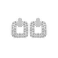 Boucles d'oreilles pendantes de forme carré en argent 925 rhodié pavées d'oxydes de zirconium blancs.