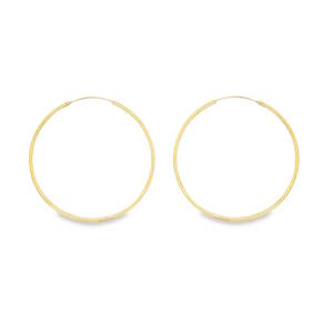 Élégantes et intemporelles, ces boucles d'oreilles créoles en plaqué or 18 carats sont un indispensable de toute boîte à bijoux. Leur design épuré et leur finition soignée en font l'accessoire idéal pour sublimer votre visage au quotidien comme lors d'occasions spéciales. Système de fermeture discret à tige rentrante, assurant une ligne continue et un maintien sécurisé.