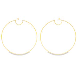 Ces boucles d'oreilles en plaqué or jaune 18 carats se distinguent par leur format XXL et leur silhouette originale. Contrairement aux créoles parfaitement circulaires, elles présentent une encoche en demi-lune au niveau de l'attache, créant un décroché géométrique sophistiqué qui habille délicatement le lobe de l'oreille. Le corps de l'anneau est finement travaillé ou texturé, ce qui permet de capturer la lumière sous tous les angles pour un effet scintillant discret.