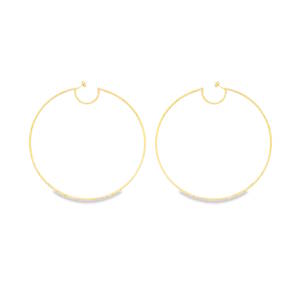Ces boucles d'oreilles en plaqué or jaune 18 carats se distinguent par leur format XXL et leur silhouette originale. Contrairement aux créoles parfaitement circulaires, elles présentent une encoche en demi-lune au niveau de l'attache, créant un décroché géométrique sophistiqué qui habille délicatement le lobe de l'oreille. Le corps de l'anneau est finement travaillé ou texturé, ce qui permet de capturer la lumière sous tous les angles pour un effet scintillant discret.
