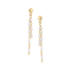 Boucles d'oreilles pendantes composées de deux chaînes en plaqué or jaune 18 carats avec perles en résine de couleur blanche.