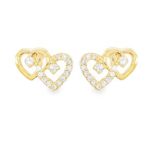 Ces magnifiques boucles d'oreilles arborent un design romantique et sophistiqué, parfaites pour ajouter une touche d'éclat à votre quotidien ou pour célébrer une occasion spéciale. Chaque boucle présente un élégant double cœur entrelacé. Ce design symbolise l'union, l'amour et le lien éternel, créant un visuel à la fois moderne et intemporel. Réalisées en plaqué or jaune 18 carats, elles offrent une brillance chaleureuse et une finition polie miroir de haute qualité. L'un des cœurs est délicatement serti d'une multitude de cristaux scintillants (oxydes de zirconium) qui captent la lumière à chaque mouvement. Un cristal solitaire plus imposant est suspendu au centre du second cœur, apportant un point focal raffiné et luxueux.