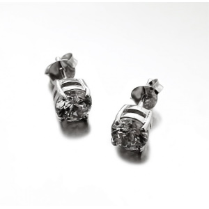 Boucles d'oreilles puces en argent 925 rhodié serties 4 griffes d'un oxyde de zirconium blanc.