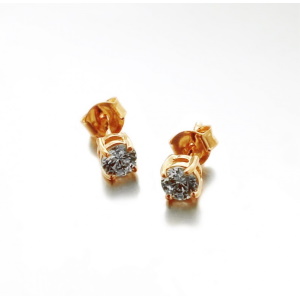 Boucles d'oreilles puces en plaqué or jaune 18 carats serties 4 griffes d'un oxyde de zirconium blanc.