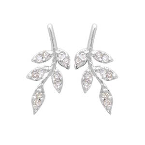 Sublimes clous d'oreilles en argent 925/000 rhodié, arborant un design raffiné en forme de feuille. Ornées d'oxydes de zirconium incolores taille brillant, ces boucles d'oreilles captent la lumière à chaque mouvement, offrant une brillance exceptionnelle. Un bijou délicat et élégant, parfait pour ajouter une touche de sophistication à votre tenue quotidienne.