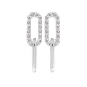 Ces superbes boucles d'oreilles arborent un design moderne et géométrique, alliant l'éclat intemporel de l'argent à la brillance raffinée des pierres. Elles se composent de deux éléments distincts reliés pour offrir un mouvement fluide et gracieux. La partie supérieure présente une forme de maillon rectangulaire aux bords arrondis, entièrement pavée de cristaux scintillants (oxydes de zirconium).