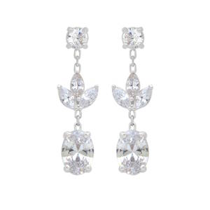 Sublimes boucles d'oreilles pendantes, finement ouvragées en argent 925/000 rhodié, illuminées par des oxydes de zirconium incolores de taille ovale brillant. Leur éclat et leur design élégant apporteront une touche de sophistication à toutes vos tenues. Ces joyaux sont parfaits pour sublimer votre allure avec raffinement et distinction.