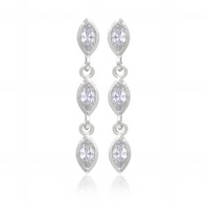 Élégantes boucles d'oreilles pendantes en argent 925/000 rhodié, rehaussées d'oxydes de zirconium incolores taille marquise et brillant. Ces joyaux raffinés illuminent le visage grâce à leur éclat exceptionnel et leur symétrie parfaite, offrant une clarté VVS1 et un poli de qualité supérieure. Un choix idéal pour ajouter une touche d'élégance à toute occasion.
