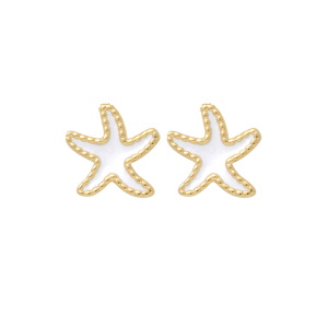 Boucles d'oreilles puces en forme d'étoile de mer en plaqué or jaune 18 carats pavées d'émail blanc.