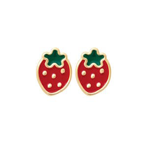 Apportez une touche de fantaisie et de couleur à votre style avec ces ravissantes puces d'oreilles en forme de fraises. Alliant délicatesse et finitions soignées, elles sont parfaites pour illuminer un visage avec une note fruitée et joyeuse. Confectionnées en plaqué or jaune 18 carats, offrant une brillance durable et une finition éclatante. Le corps de la fraise est revêtu d'un émail rouge vif, tandis que le pédoncule (les petites feuilles) arbore un vert profond, créant un contraste saisissant et réaliste.