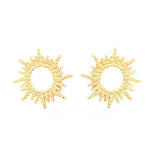 Apportez une touche de lumière et d'éclat à votre visage avec ces magnifiques boucles d'oreilles au design céleste en plaqué or jaune 18 carats. Façonnées avec précision, elles capturent l'essence même d'un soleil rayonnant pour un style à la fois moderne et intemporel. Le centre ouvert apporte une légèreté visuelle et une élégance aérienne à la pièce. Chaque boucle est entourée de rayons irréguliers et texturés, imitant le mouvement organique d'une étoile en pleine fusion.
