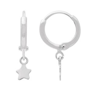 Apportez une touche de lumière et de poésie à votre style avec ces délicates boucles d'oreilles en argent 925/000 rhodié. Ce modèle combine le design intemporel de la mini créole (style huggie) avec la fantaisie d'un pendentif céleste. De petites créoles à la finition lisse et brillante, dotées d'une breloque en forme d'étoile à cinq branches aux contours arrondis.