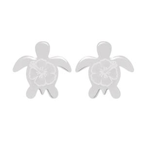 Apportez une touche de douceur tropicale et de sérénité à votre style avec ces magnifiques puces d'oreilles en argent fin 925/000. Ce bijou délicat marie deux symboles emblématiques de la culture insulaire : la tortue marine et la fleur d'hibiscus. Silhouette stylisée représentant la longévité, la paix et la navigation à travers les étapes de la vie. Délicatement gravée au centre de la carapace, cette fleur symbolise la beauté éphémère, la féminité et l'esprit Aloha.