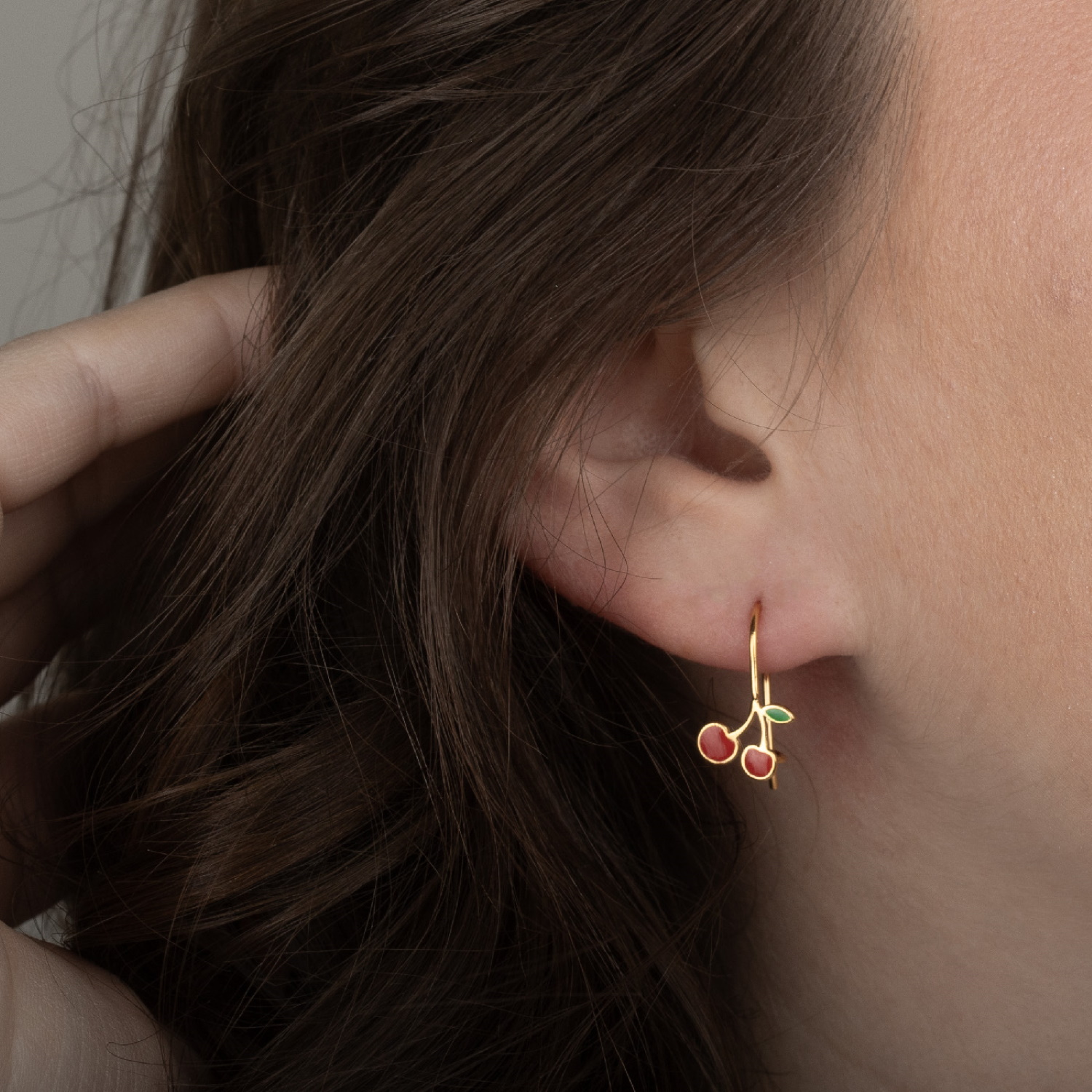 Boucles d'oreilles pendantes en plaqué or jaune 18 carats avec des cerises pavées d'émail de couleur. Pendantes Adolescent Adulte Femme Fille Fruits Indémodable Nature Boucles d'oreilles pendantes en plaqué or jaune 18 carats avec des cerises pavées d'émail de couleur. Pendantes Adolescent Adulte Femme Fille Fruits Indémodable Nature