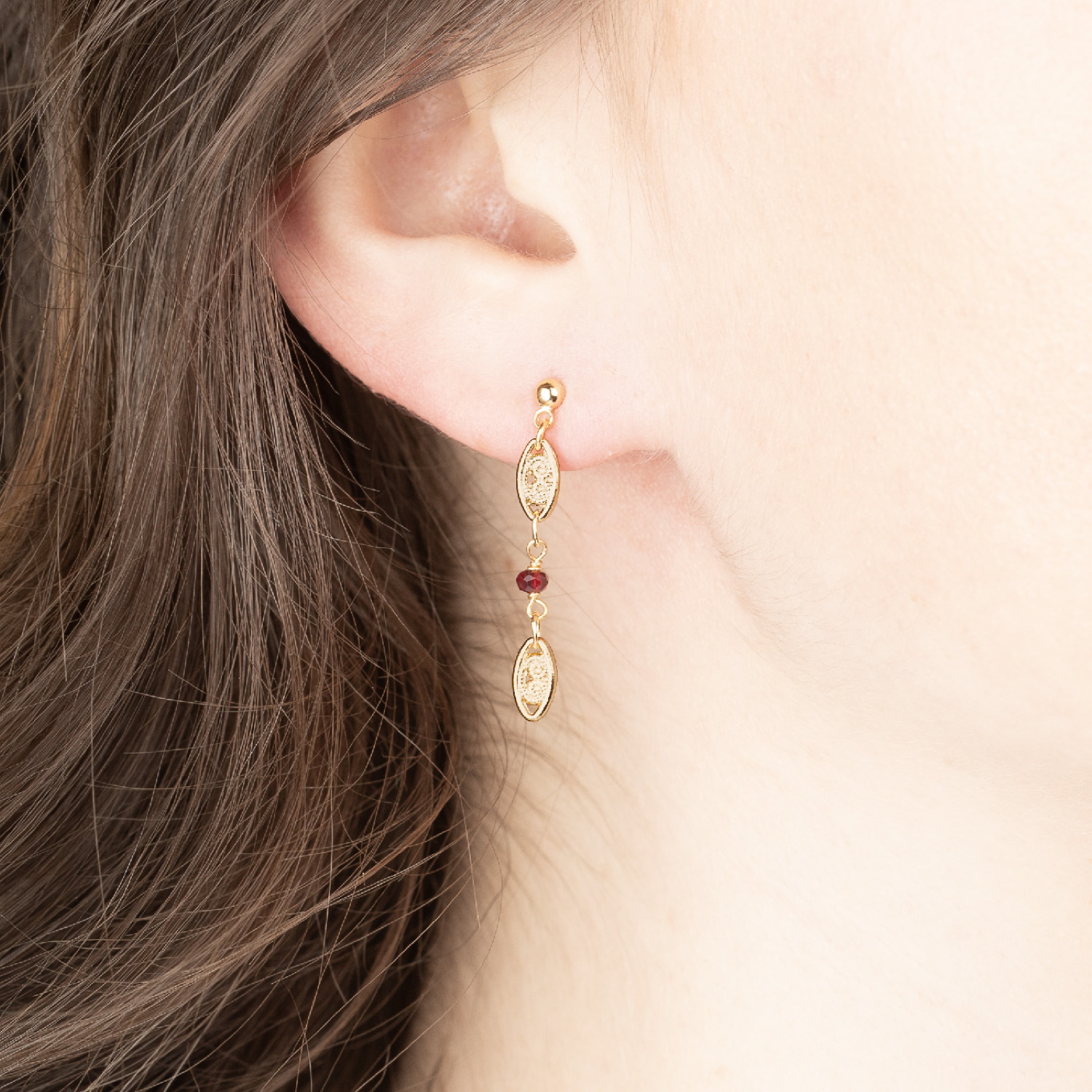 Boucles d'oreilles pendantes avec motifs en filigrane en plaqué or jaune 18 carats et une perle en verre couleur grenat. Pendantes Perle Adolescent Adulte Femme Fille Indémodable Boucles d'oreilles pendantes avec motifs en filigrane en plaqué or jaune 18 carats et une perle en verre couleur grenat. Pendantes Perle Adolescent Adulte Femme Fille Indémodable