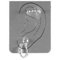 Bague d'oreille en acier argenté et une boucle d'oreille créole en acier argenté et une chaînette avec un cristal serti clos.