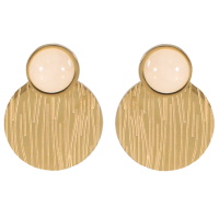 Boucles d'oreilles pendantes composées d'une puce en acier doré sertie d'une véritable pierre de jade blanc et d'une pastille ronde avec rayures en acier doré.