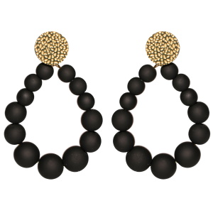Boucles d'oreilles pendantes composées d'une pastille ronde en acier doré et d'un cercle ovale de perles de couleur noire.