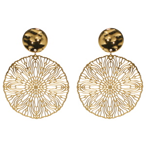 Boucles d'oreilles pendantes composées d'une pastille ronde martelée et d'une pastille ronde avec motifs filigranes en acier doré.