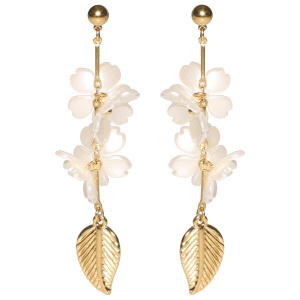 Boucles d'oreilles pendantes composées d'une puce ronde et d'une feuille en acier doré et de fleurs en nacre d'imitation.