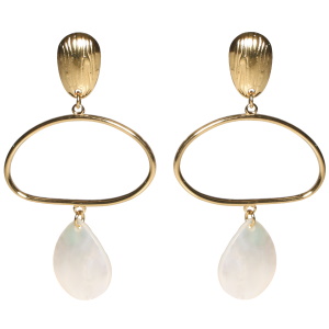 Boucles d'oreilles pendantes composé d'une pastille ovale et d'un cercle difforme en acier doré et d'une pastille ovale de nacre.