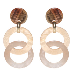 Boucles d'oreilles pendantes fantaisies composées d'une pastille ronde de couleur marron et de deux cercles entrelacés de couleur blanche et marron.