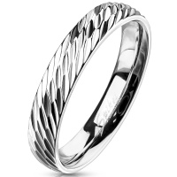 Bague anneau avec des traits de coupe en diagonale en acier argenté.