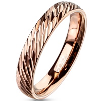 Bague anneau avec des traits de coupe en diagonale en acier rosé.