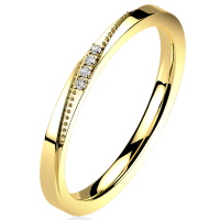 Bague anneau fil carré en acier doré pavée de 4 oxydes de zirconium blancs.