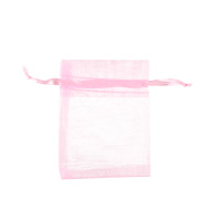 Pochette cadeau en tissu organza de couleur rose.