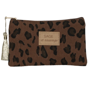 Sac pochette avec motifs léopard et l'inscription Sage et sauvage. Fermeture zip avec un pompon doré.