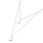 Collier double rangs composé d'un collier ras du cou de 36 cm de long avec pendentif étoile en argent 925/000 rhodié ainsi qu'un collier de 48 cm de long et pendentif croissant de lune en argent 925/000 rhodié.

