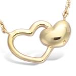 Collier composé d'une chaîne et d'un pendentif de deux cœurs entrelacés en plaqué or jaune 18 carats. Fermoir mousqueton avec anneaux de rappel à 40, 42 et 44 cm.