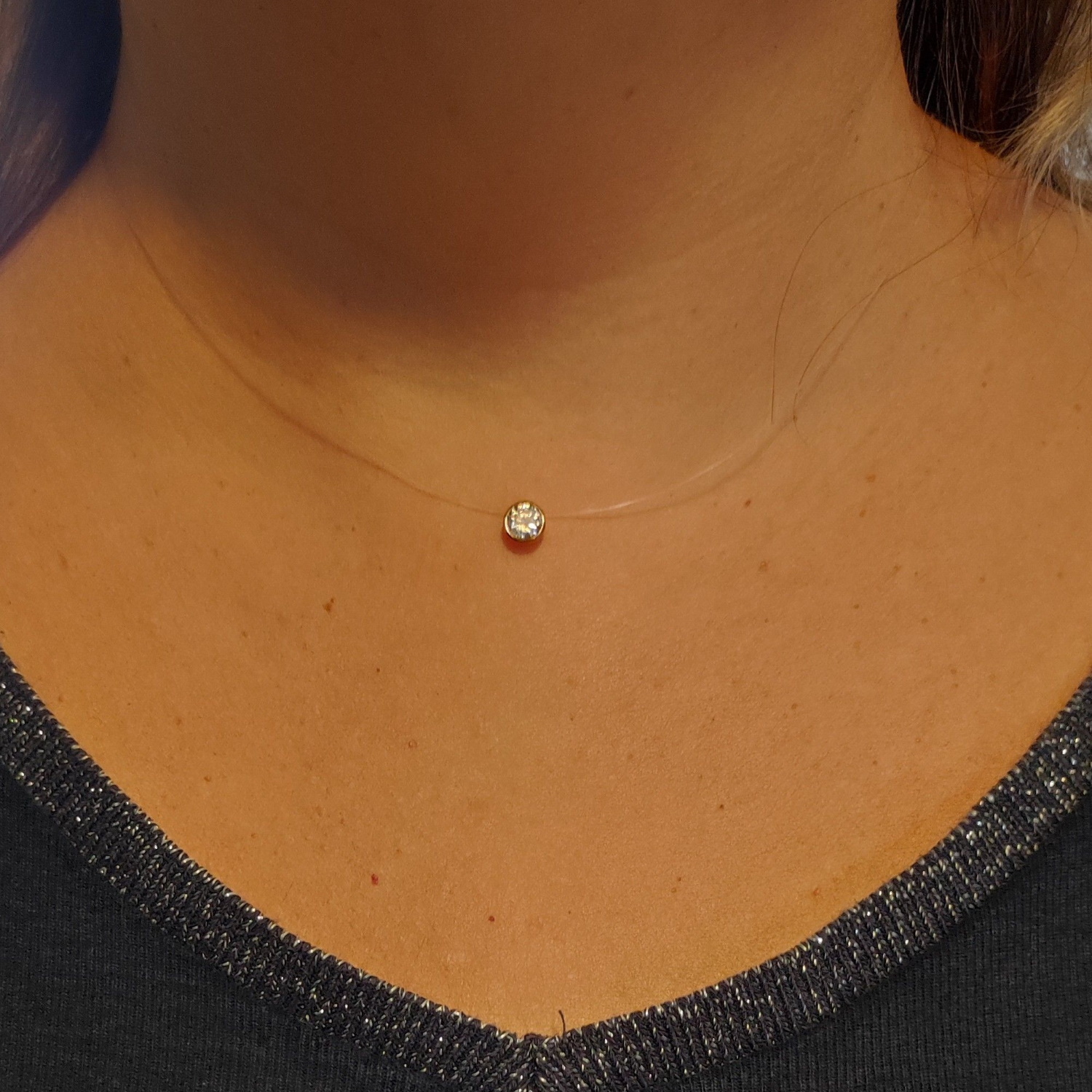 Collier fil nylon avec oxyde de zirconium serti plaqué or et fermoir en plaqué or. Rond Solitaire Adulte Femme Indémodable Collier fil nylon avec oxyde de zirconium serti plaqué or et fermoir en plaqué or. Rond Solitaire Adulte Femme Indémodable