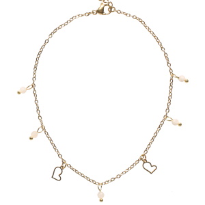 Bracelet chaîne de cheville composé d'une chaîne avec deux pampilles en forme de cœur en acier doré et de pampilles perles de couleur blanche. Fermoir mousqueton avec 4 cm de rallonge.