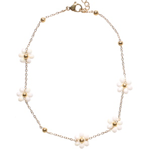 Bracelet chaîne de cheville composé d'une chaîne avec perles en acier doré et de fleurs de perles de couleur blanche. Fermoir mousqueton avec 4 cm de rallonge.