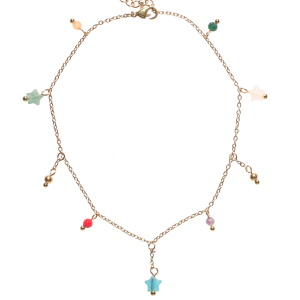 Bracelet chaîne de cheville composé d'une chaîne avec pampilles boules en acier doré et des pampilles perles et étoiles multicolores. Fermoir mousqueton avec 4 cm de rallonge.