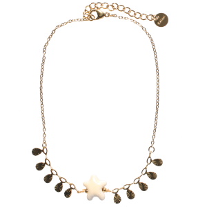 Bracelet chaîne de cheville composé d'une chaîne avec pampilles en acier doré et d'une étoile de mer blanche. Fermoir mousqueton avec 4 cm de rallonge.
