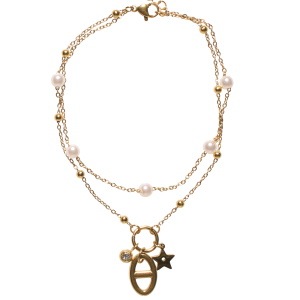 Bracelet chaîne de cheville double rangs composé d'une chaîne en acier doré avec des perles d'imitation, ainsi qu'une chaîne boules avec des pendants grain de café et étoile en acier doré et d'un strass serti clos. Fermoir mousqueton avec 4 cm de rallonge. Appréciée l'été mais aussi toute l'année, cette chaîne de cheville va embellir vos pas et mettre en valeur vos pieds. Portée depuis l'antiquité, riche de significations, la chaîne de cheville est devenue aujourd'hui un bijou incontournable.