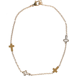 Bracelet chaîne de cheville composé d'une chaîne avec des croix en acier doré. Fermoir mousqueton avec 4 cm de rallonge. Appréciée l'été mais aussi toute l'année, cette chaîne de cheville va embellir vos pas et mettre en valeur vos pieds. Portée depuis l'antiquité, riche de significations, la chaîne de cheville est devenue aujourd'hui un bijou incontournable.