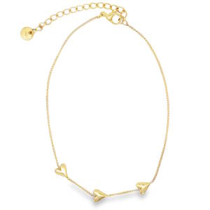 Ce somptueux bracelet chaîne de cheville en acier doré se distingue par son élégance intemporelle. Sa maille fantaisie soutient délicatement une série de cœurs à la finition brillante et symétrique. Son éclat chaleureux et son design intemporel en font un accessoire polyvalent, idéal pour sublimer la cheville avec discrétion et raffinement professionnel. Fermoir mousqueton avec 5 cm de rallonge.