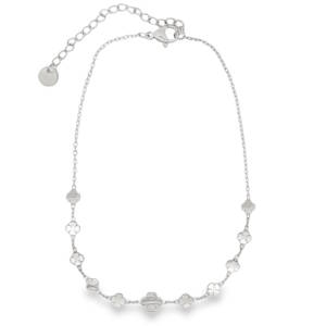 Ce somptueux bracelet chaîne de cheville en acier argenté se distingue par son élégance intemporelle. Sa maille fantaisie soutient délicatement une série de trèfles à quatre feuilles à la finition brillante et symétrique. Son éclat chaleureux et son design intemporel en font un accessoire polyvalent, idéal pour sublimer la cheville avec discrétion et raffinement professionnel. Fermoir mousqueton avec 5 cm de rallonge.