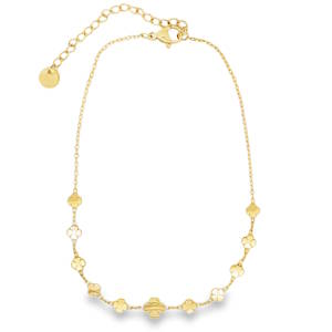 Ce somptueux bracelet chaîne de cheville en acier doré se distingue par son élégance intemporelle. Sa maille fantaisie soutient délicatement une série de trèfles à quatre feuilles à la finition brillante et symétrique. Son éclat chaleureux et son design intemporel en font un accessoire polyvalent, idéal pour sublimer la cheville avec discrétion et raffinement professionnel. Fermoir mousqueton avec 5 cm de rallonge.